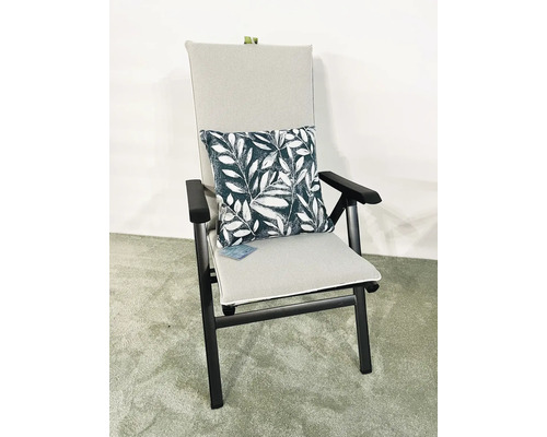 Gartensessel mit Armlehnen und Kissen mit Pflanzenmuster