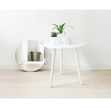 Dekorative Szene mit rundem Spiegel, Beistelltisch, Zimmerpflanzen und Skulptur