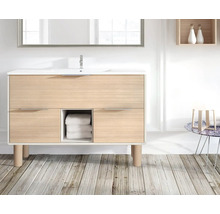 Badezimmer mit Waschtischunterschrank, Spiegel und Dekoration auf Tisch