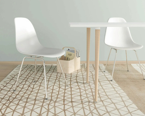 Salle à manger avec table, chaises et tapis au design moderne.