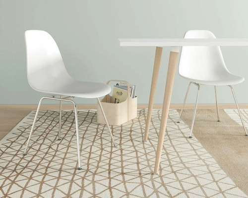 Szene mit zwei Stühlen und einem Tisch auf einem gemusterten Teppich