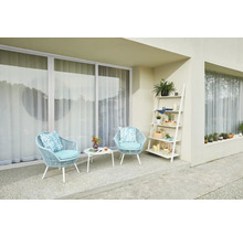 Szene mit zwei Sesseln, einem Tisch und einem Regal auf einer Terrasse