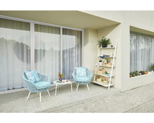 Szene mit zwei Sesseln, einem Tisch und einem Regal auf einer Terrasse
