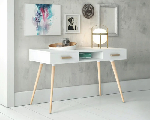 Weisser Schreibtisch mit Holzbeinen, Schubladen und Ablagefach unter Kunst, Uhr und Lampe