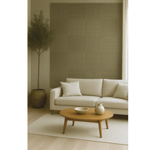 Salon avec canapé, table en bois, plante d'intérieur et panneaux acoustiques au mur