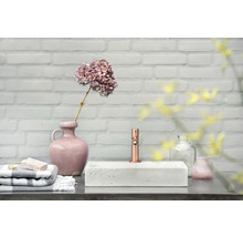 Badezimmer Waschbecken Szene mit Armatur, Handtüchern und Dekorationen