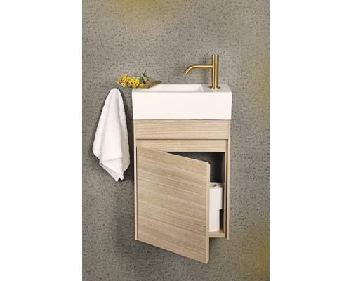 Waschtisch mit offenem Holzschrank, Armatur, Handtuch und Dekoration