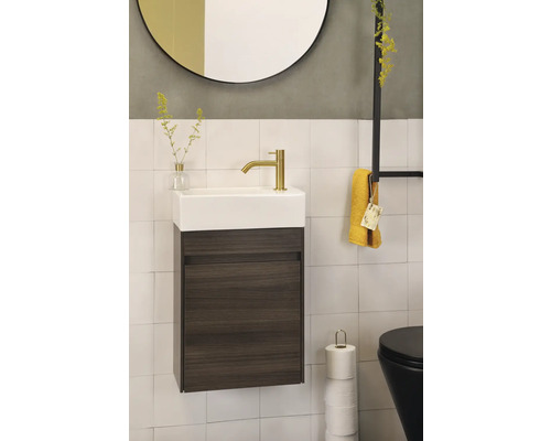 Modernes Badezimmer mit Waschbeckenunterschrank, Armatur, Spiegel und Handtuchhalter