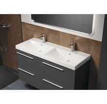 Meuble-lavabo double avec meuble sous-vasque et miroir dans la salle de bain