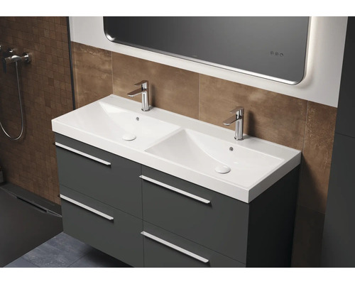 Meuble-lavabo double avec meuble sous-vasque et miroir dans la salle de bain