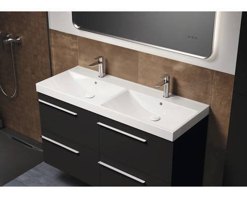 Salle de bain avec meuble-lavabo double, meuble sous-lavabo et miroir