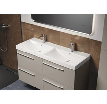Salle de bains avec meuble double vasque et miroir