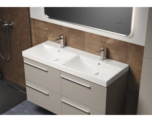 Salle de bains avec meuble double vasque et miroir