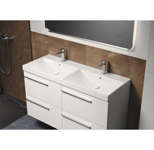Meuble-lavabo avec double vasque, robinetterie et tiroirs dans la salle de bain