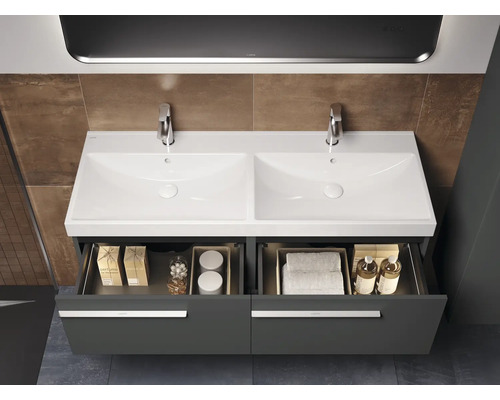 Meuble-lavabo double avec tiroirs ouverts dans la salle de bain