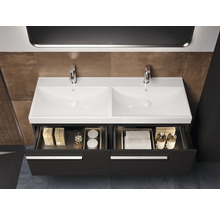 Meuble-lavabo double avec système de tiroirs ouverts dans la salle de bain