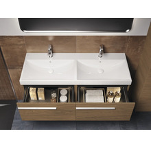 Meuble-lavabo double avec tiroirs ouverts dans la salle de bain