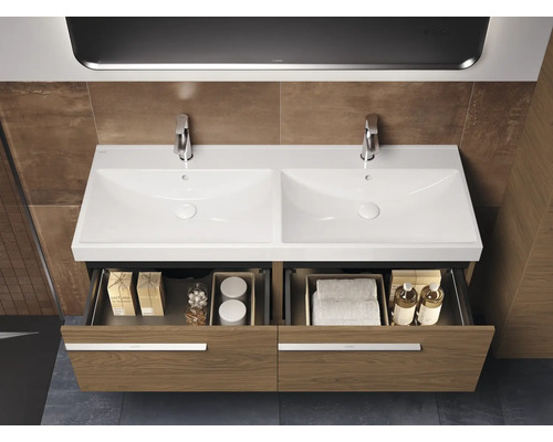 Meuble-lavabo double avec tiroirs ouverts dans la salle de bain