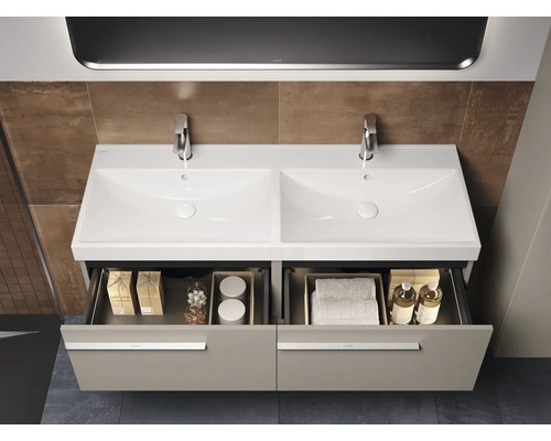 Meuble double vasque avec système de tiroirs ouverts dans une salle de bain