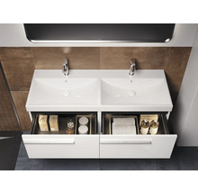 Meuble-lavabo double avec tiroirs ouverts dans une salle de bains