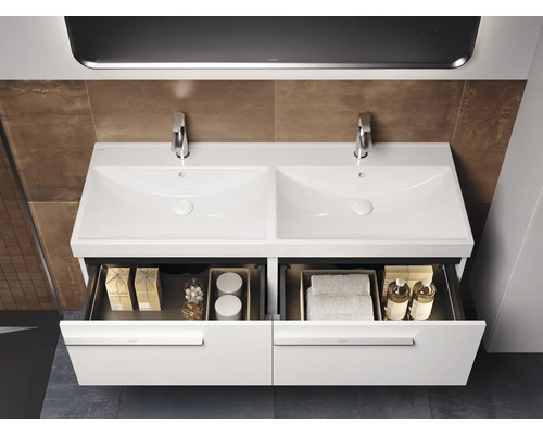 Meuble double vasque avec tiroirs ouverts dans la salle de bain