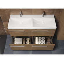 Meuble sous-lavabo double avec deux tiroirs ouverts dans la salle de bains