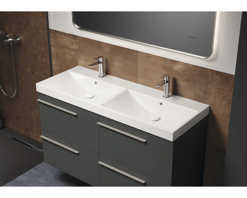 Salle de bain avec meuble-lavabo double, meuble bas et miroir