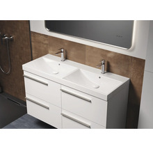 Meuble sous-lavabo double avec deux robinets et miroir dans la salle de bains