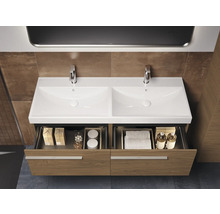 Meuble sous-vasque avec deux lavabos et tiroirs ouverts pour le rangement