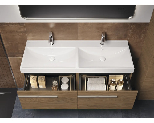 Meuble sous-vasque avec deux lavabos et tiroirs ouverts pour le rangement
