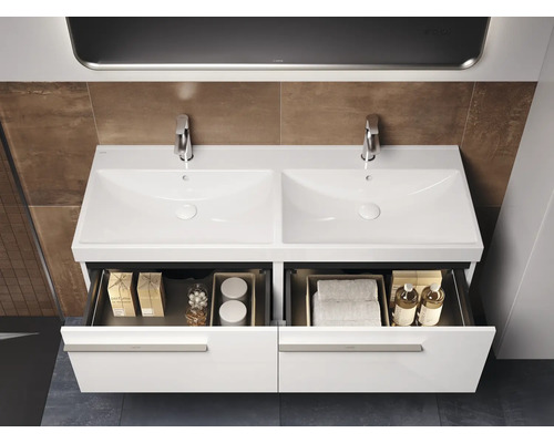 Meuble-lavabo double avec tiroirs ouverts et accessoires de salle de bains