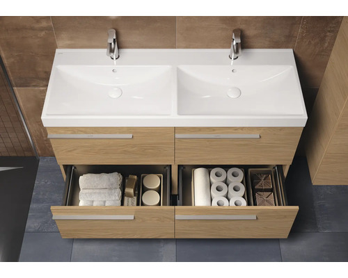 Salle de bains avec meuble-lavabo double en bois et deux tiroirs ouverts avec des accessoires de salle de bains