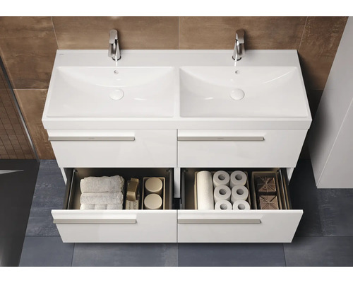 Meuble-lavabo double avec tiroirs ouverts, avec serviettes et accessoires de salle de bain