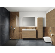 Salle de bain moderne avec douche, lavabo, miroir et toilettes