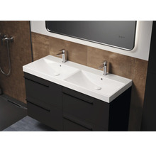 Salle de bains avec meuble sous-lavabo, double vasque et miroir