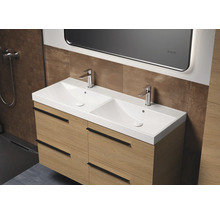 Salle de bains avec double vasque, meuble sous-vasque et miroir