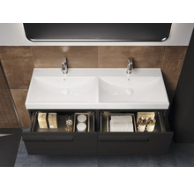 Meuble-lavabo double avec tiroirs ouverts et robinetterie