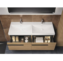 Meuble-lavabo double avec meuble bas et système de tiroirs ouverts dans la salle de bain