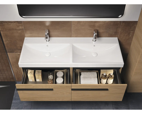 Meuble-lavabo double avec meuble bas et système de tiroirs ouverts dans la salle de bain
