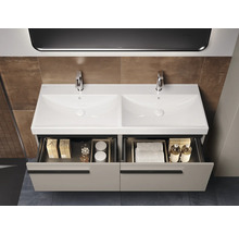 Salle de bains avec meuble sous-lavabo, double vasque et tiroirs ouverts pour le rangement