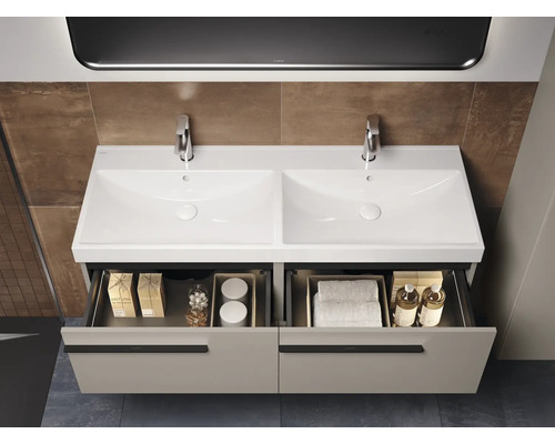 Salle de bains avec meuble sous-lavabo, double vasque et tiroirs ouverts pour le rangement