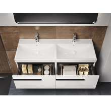 Meuble sous-vasque double avec tiroirs ouverts dans une salle de bain