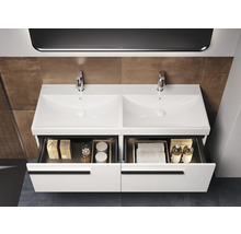 Meuble-lavabo avec deux vasques et tiroirs ouverts dans la salle de bain