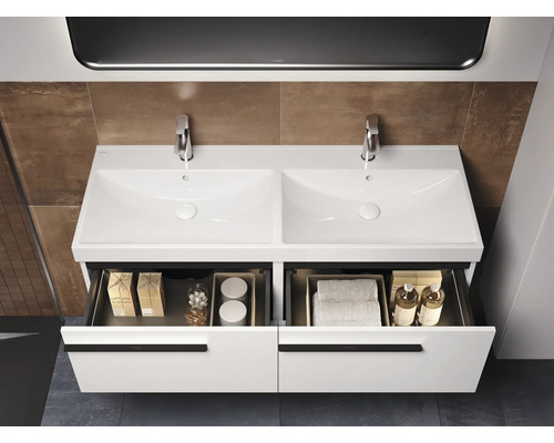 Meuble-lavabo avec deux vasques et tiroirs ouverts dans la salle de bain