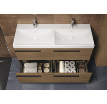 Meuble-lavabo avec deux lavabos, meuble bas en bois et tiroirs ouverts pour ranger les accessoires de salle de bain