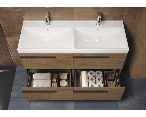 Meuble-lavabo avec deux lavabos, meuble bas en bois et tiroirs ouverts pour ranger les accessoires de salle de bain