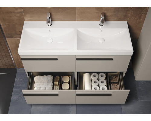 Meuble-lavabo double avec meuble bas ouvert et accessoires de salle de bain