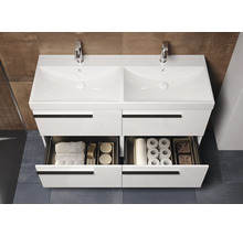 Meuble sous-lavabo double avec deux tiroirs ouverts, robinetterie et accessoires de salle de bain.