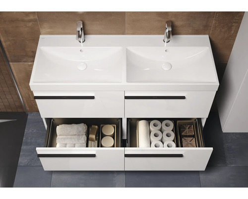 Meuble sous-lavabo double avec deux tiroirs ouverts, robinetterie et accessoires de salle de bain.