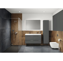Salle de bains moderne avec douche, double vasque, miroir et toilettes.